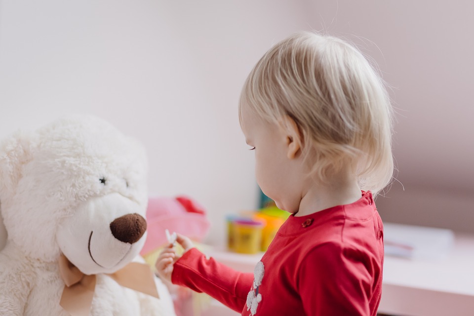 Jak funkcjonalnie i komfortowo urządzić pokój dziecka?